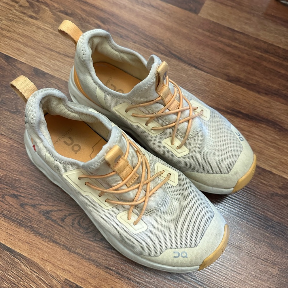 On Running kids play Cream and Tan Athletic Shoes